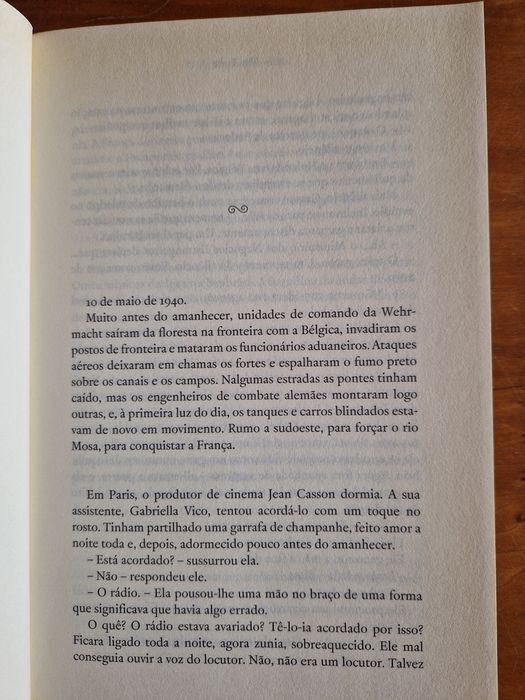 Romance "O Mundo na Escuridão", de Alan Furst.