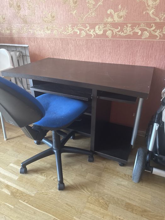 Компюткрний стіл і крісло