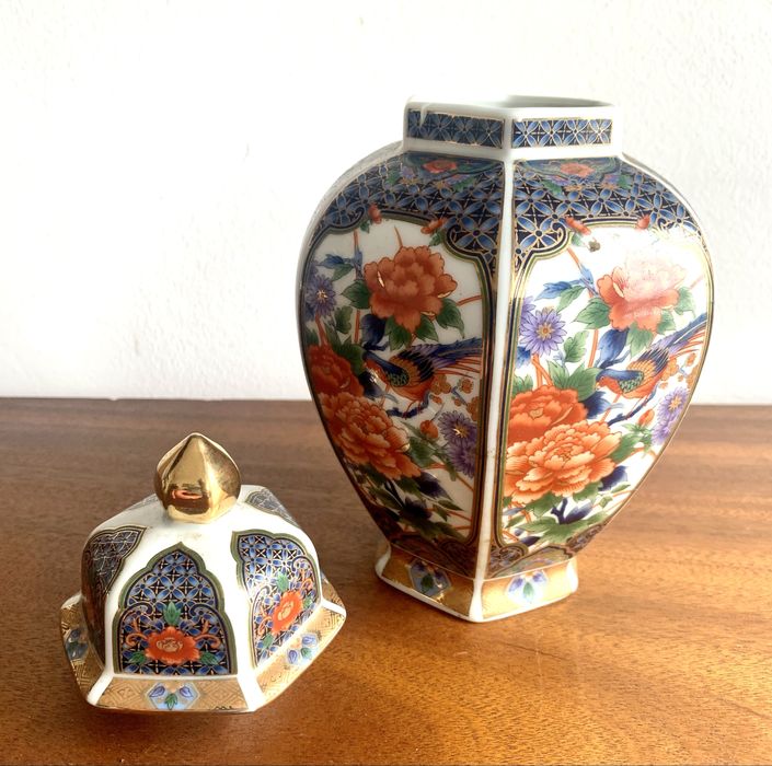 Pote japonês em porcelana