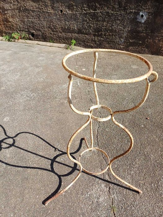 2 estrutura de lavatório antigo em ferro