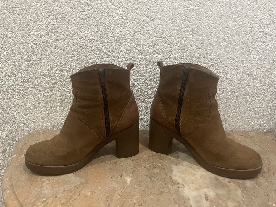 Botins Tapadas em Camurça Taupe