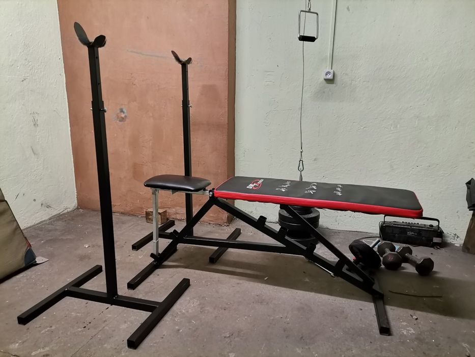 Siłownia, ławeczka skośna, obciążenie, akcesoria