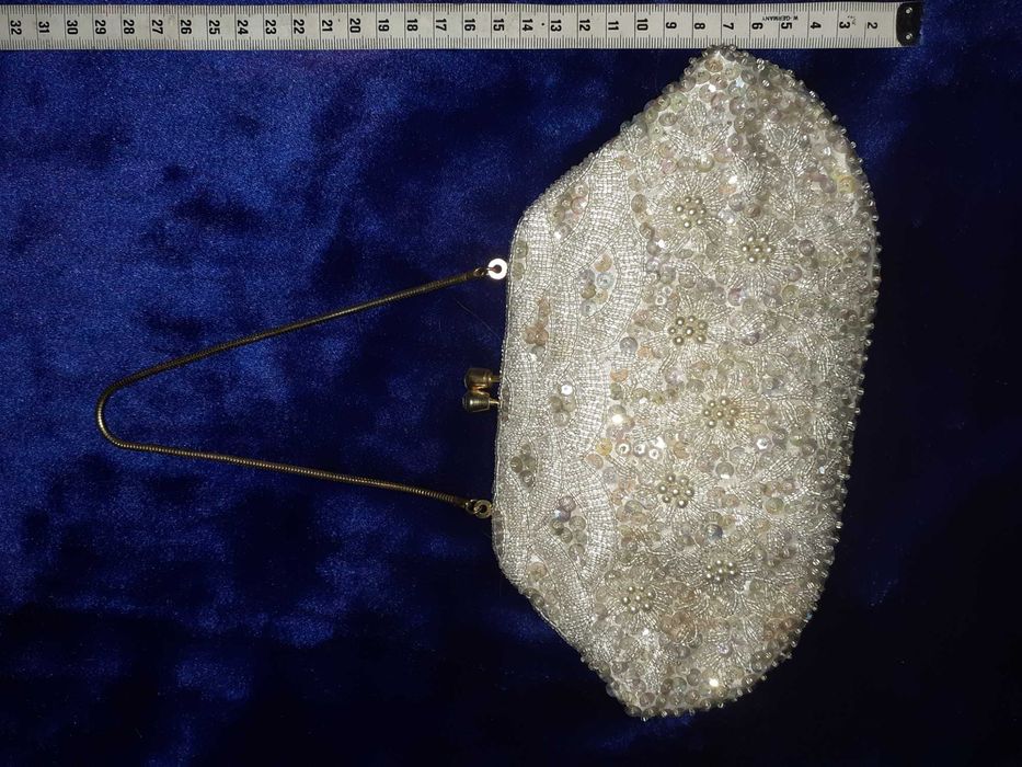 Mala Antiga em Missangas