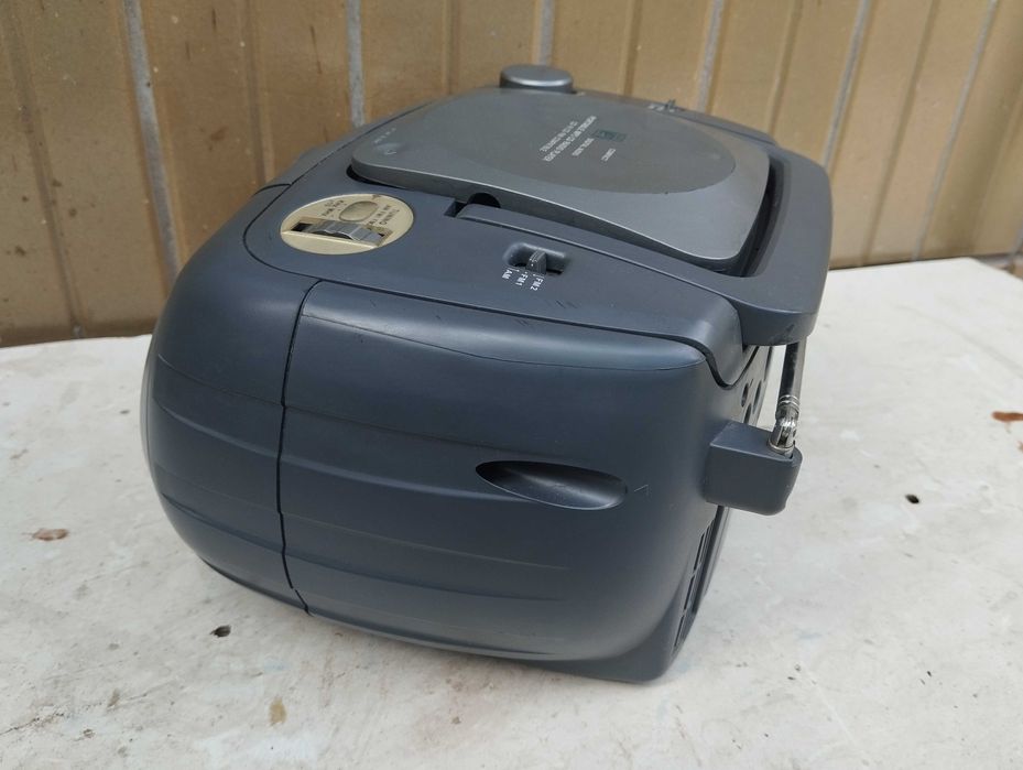 Магнитола ELENBERG CD-110 MP3. Радио приемник +проигрыватель CD дисков