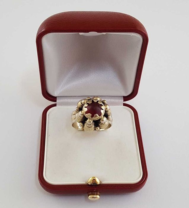 Srebrny pierścień z ozdobą stroju szlacheckiego z XVII wieku