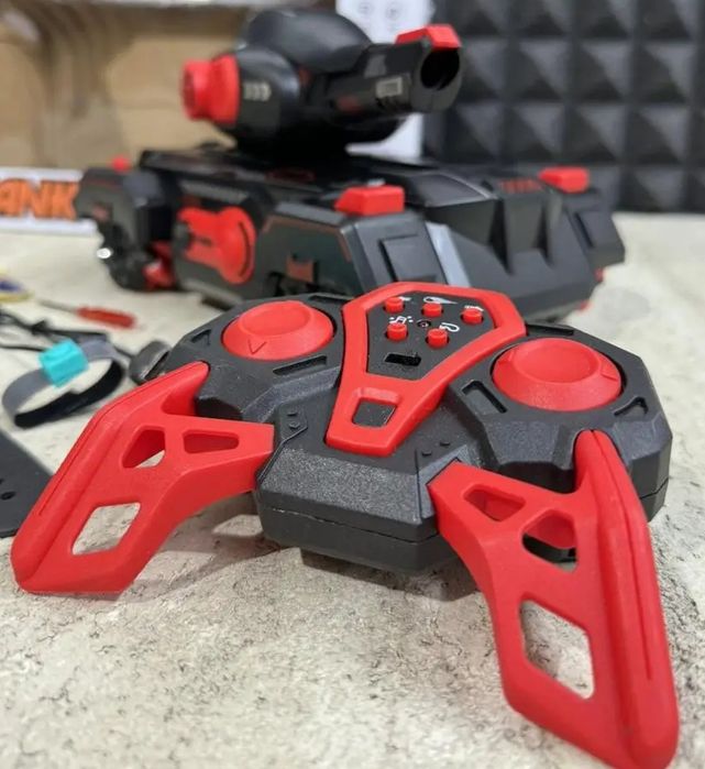 Дрифтовая машинка танк на радиоуправлении для бездорожья стреляет орби