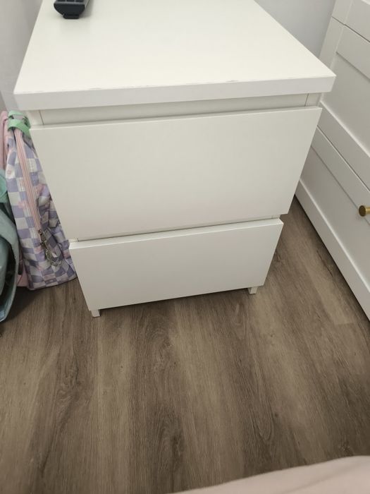 Quarto completo com mesinha, cómoda