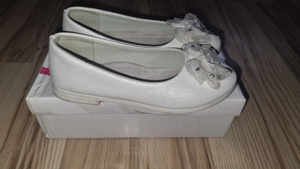 Białe baleriny r.32