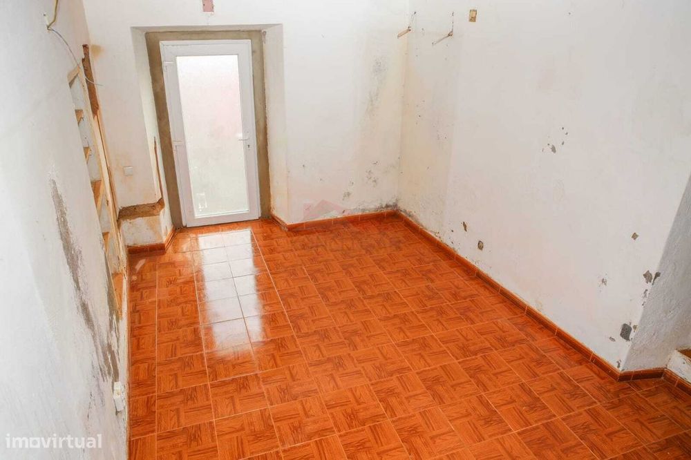 **Moradia T1 em remodelação total com terraço - Labrugeira, Concelh...