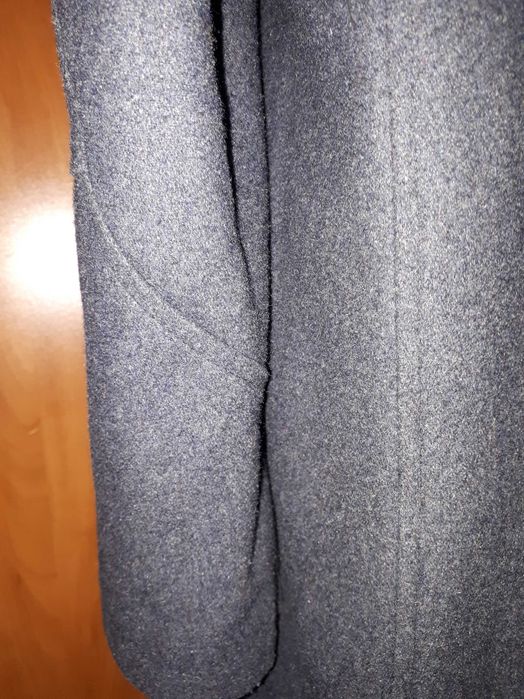 Ciemny męski płaszcz Pawo