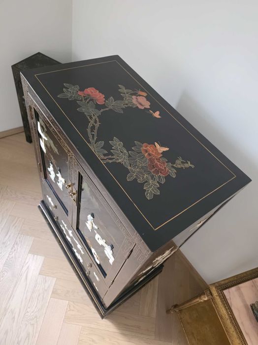 Ekskluzywna komoda chińska Chinoiserie - czarna laka i bogata inkrustacja masą perłową. Antyk.