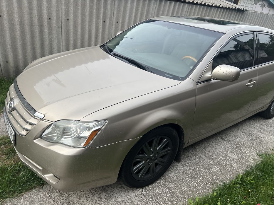 Легковий автомобіль тойота авалон