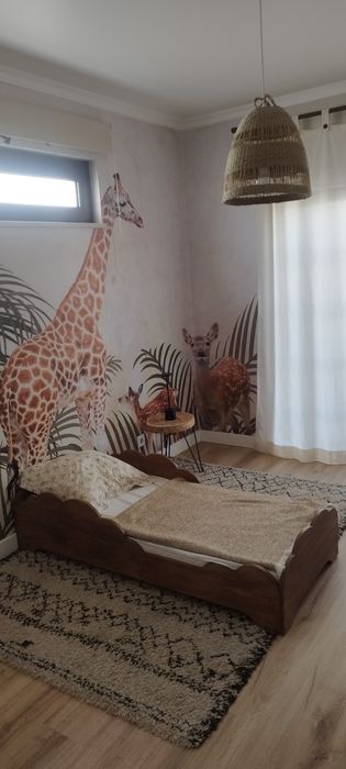 Cama de criança com colchão.