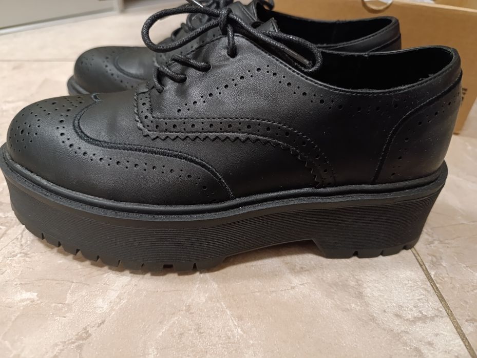 Жіночі туфлі, черевики.