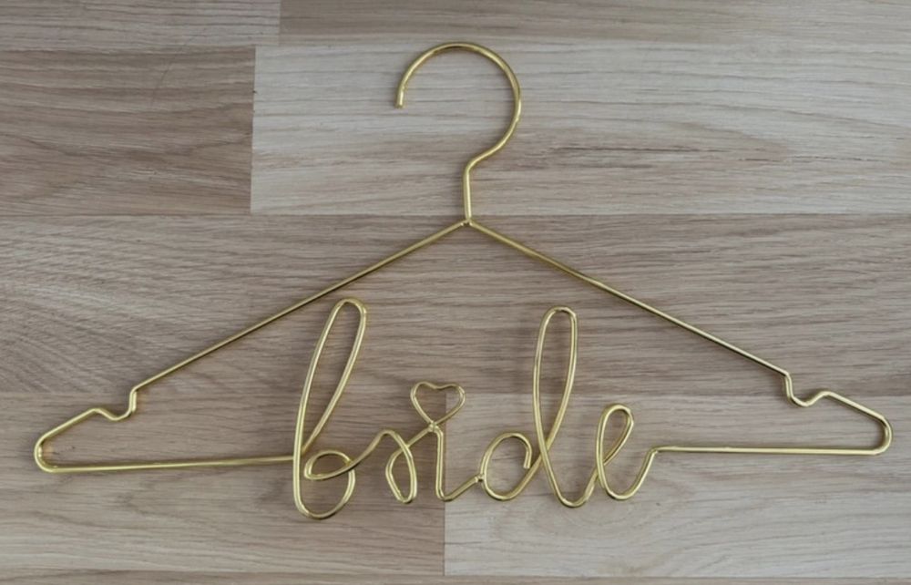Złote metalowe wieszaki ślubne Bride i Groom