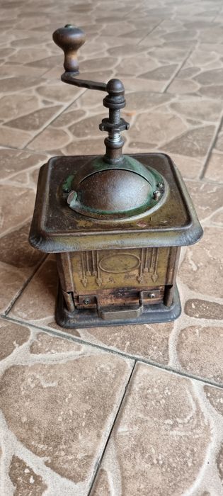 Młynek do kawy ręczny