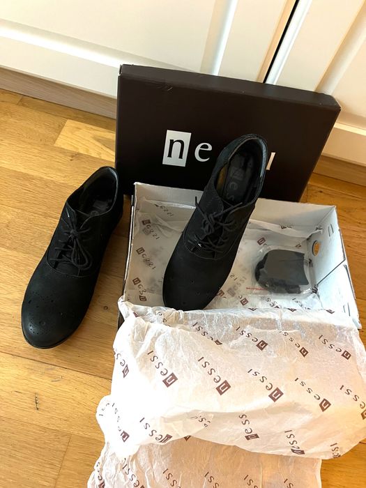 Nessi wspaniałe miękkie ze skóry naturalnej nubuk