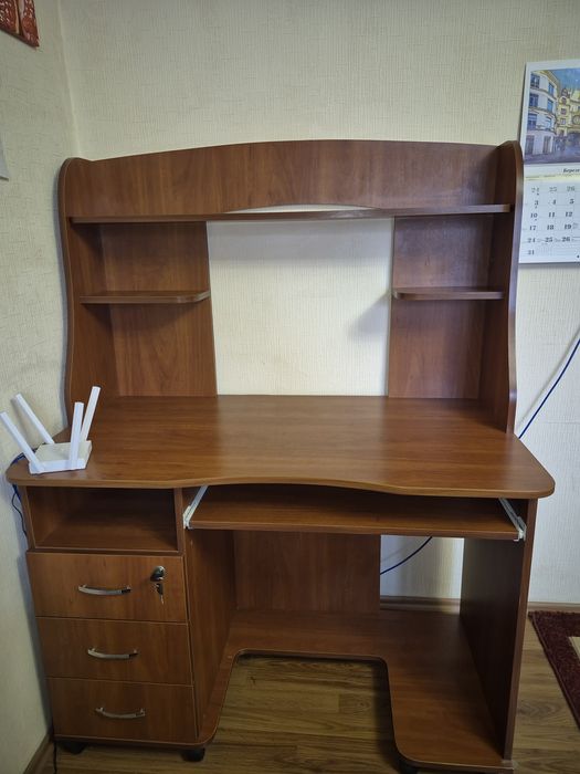 Комп'ютерний стіл