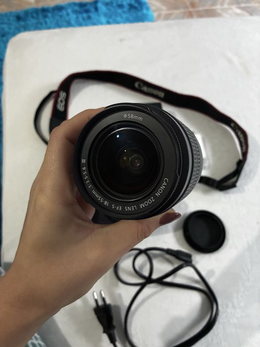 Canon  EOS 2000D