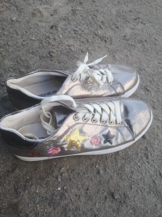 Продам кросівки.