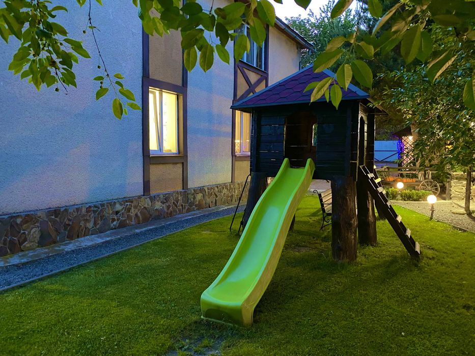 Сучасна еко- садиба з басейном чан баня