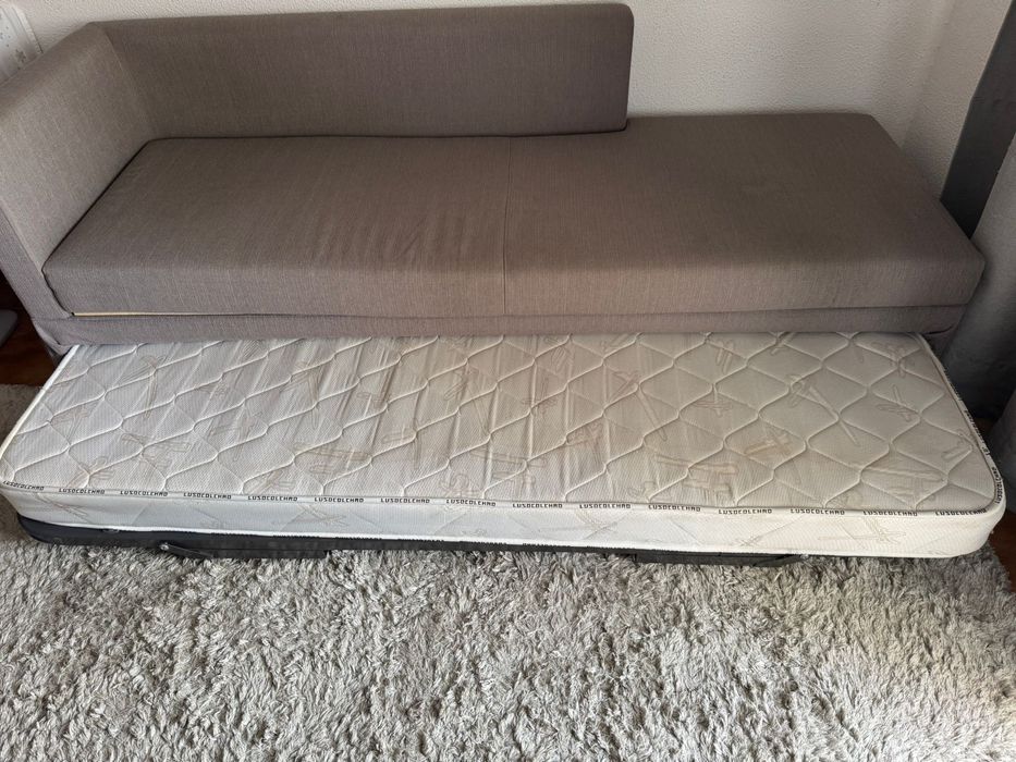 Sofa cama em oitmo estado Sofá cama.  Medidas:190x 68  Valor 60
