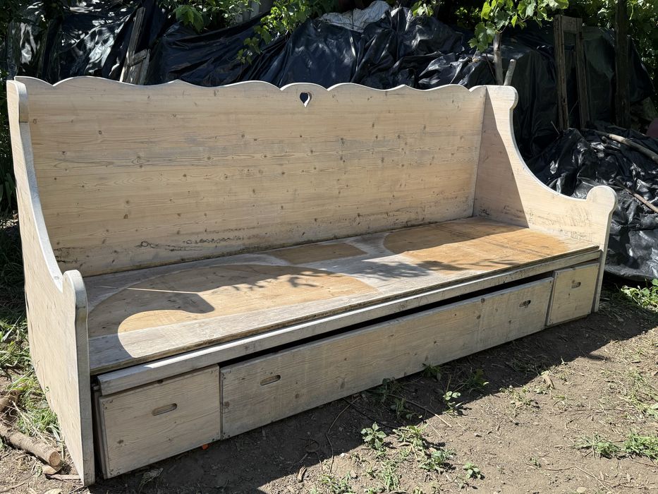 Banco de madeira para jardim com cama