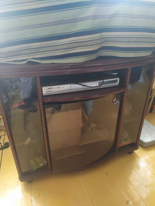 тумба под телевизор, мкбель из кожи и т,д