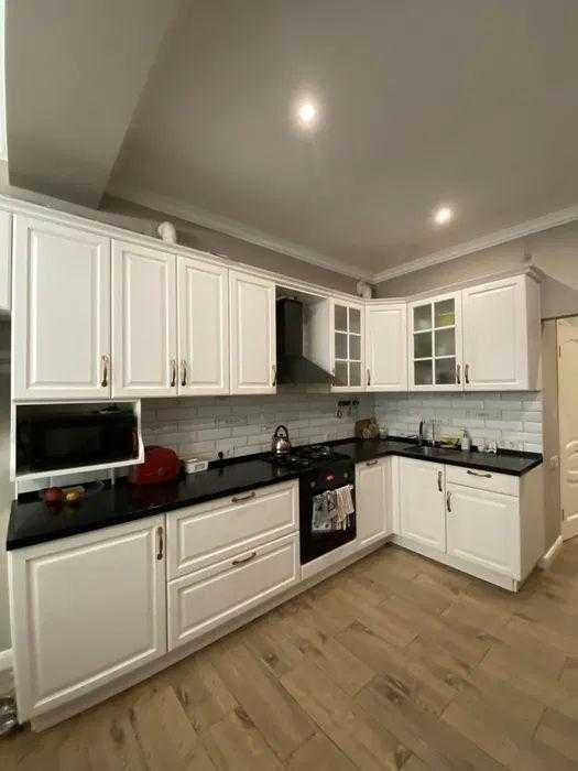 Продам трикімнатну квартиру на Леваді