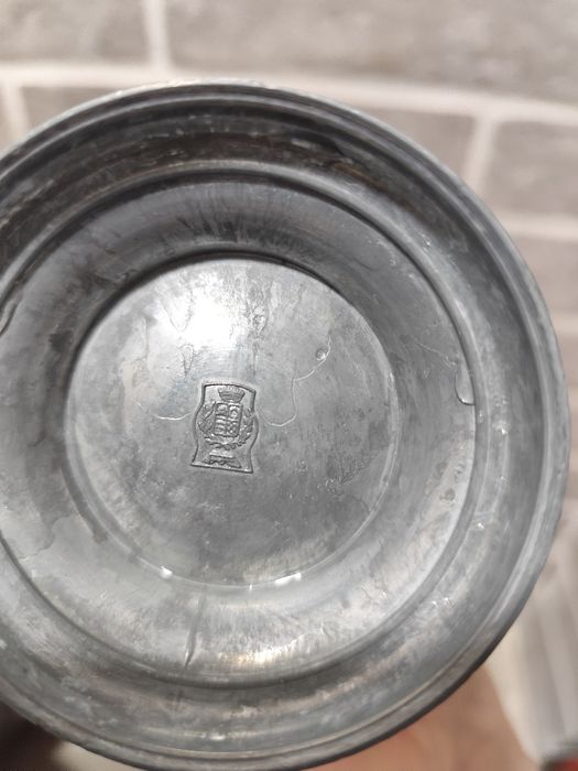 Набір олов'яних глечиків з клеймом.