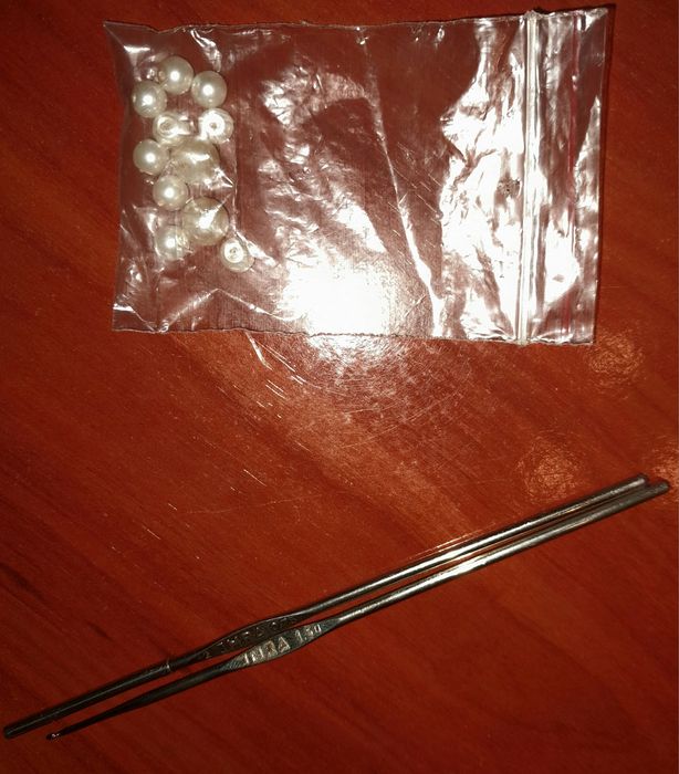 2 agulhas e pequenas pérolas de plástico