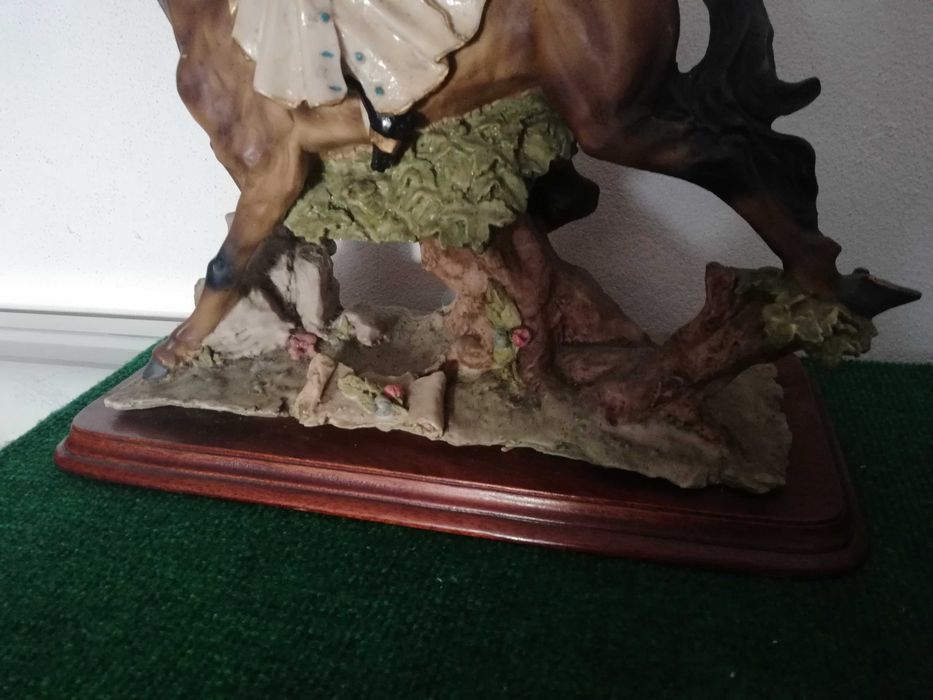 Estatueta com base de madeira