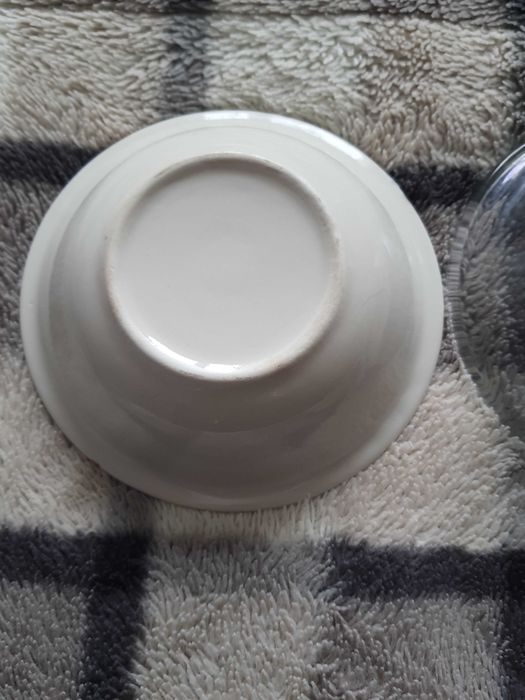 Dwie Miseczki Porcelanowa i Szklana.