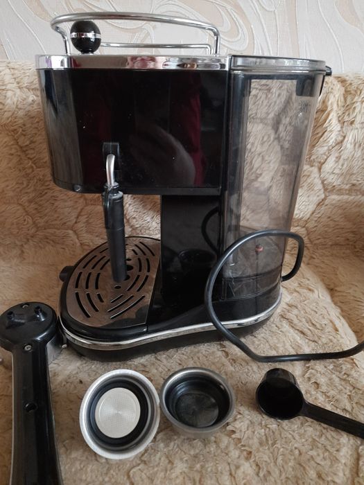 Кофеварка рожковая Delonghi ECO311.BK
