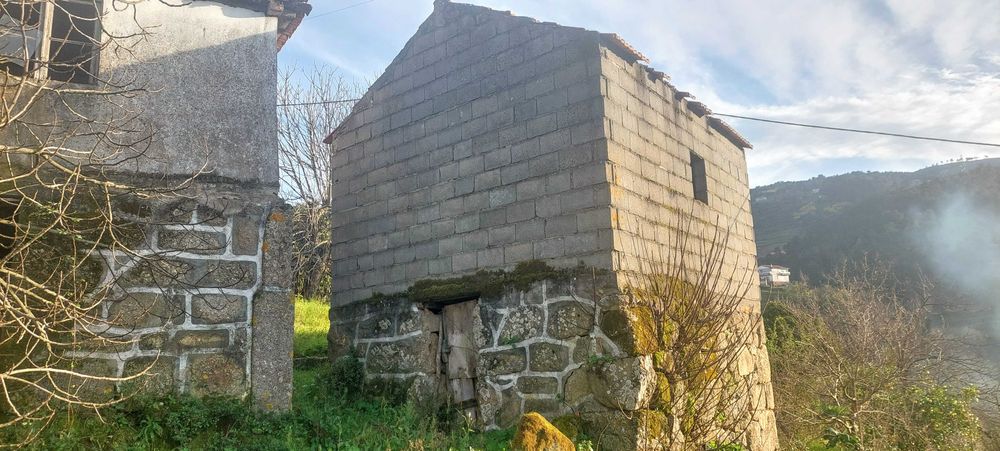 Moradia com terreno e anexos junto ao Centro de Saúde de Resende