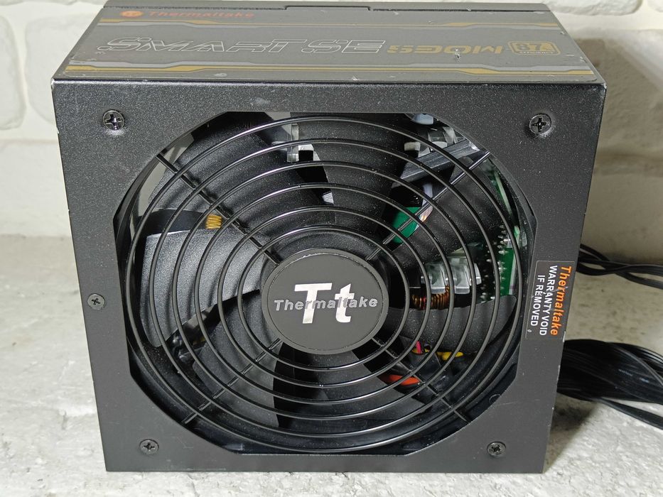 Блок живлення Thermaltake 530W 87 PLUS SPS-530W у робочому стані