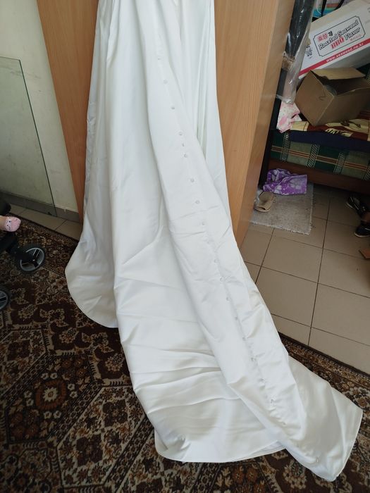 Свадебное платье с шлейфом