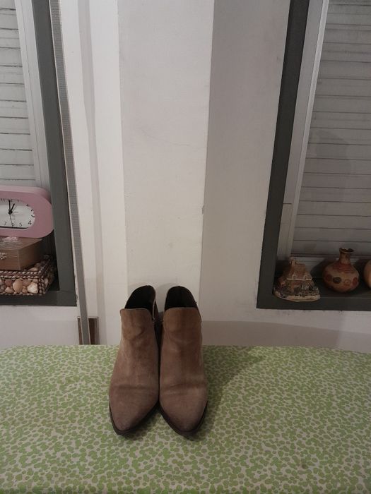 Vendo Botas de Senhora ENTREPÉS muito bonitas como novas