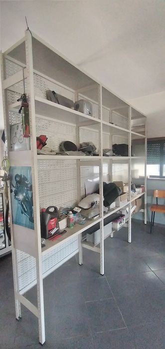 Balcão todo em vidro com 3,50 de comprimento, tampo com película em borracha em Gondomar Porto.