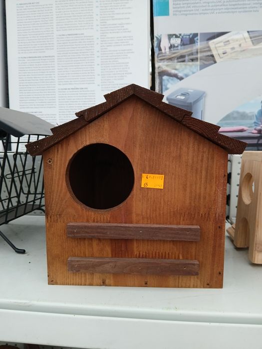Drewniana budka dla ptaków