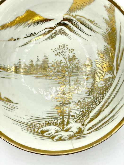 Taça chinesa em ouro