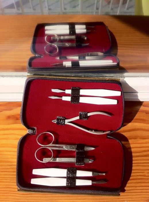 Маникюрный набор в кожанном футляре. Ножницы. Пилочка.