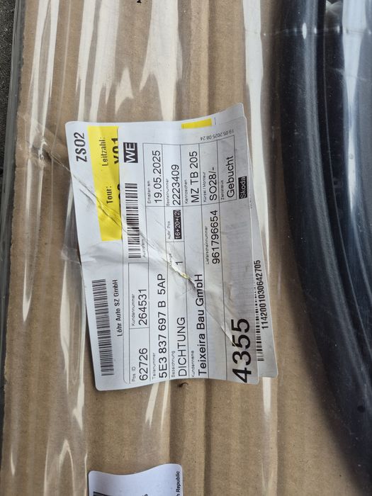 Nowa oryginalna uszczelka drzwi Skoda Octavia 4. 5E3.837.697B