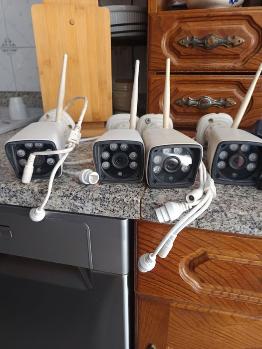 Kit de vigilância  wi-fi sem disco com 4 camaras e transfomadores