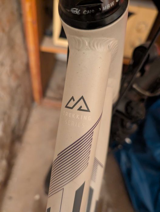 rower trekkingowy damski biały brązowe siedzisko bagażnik