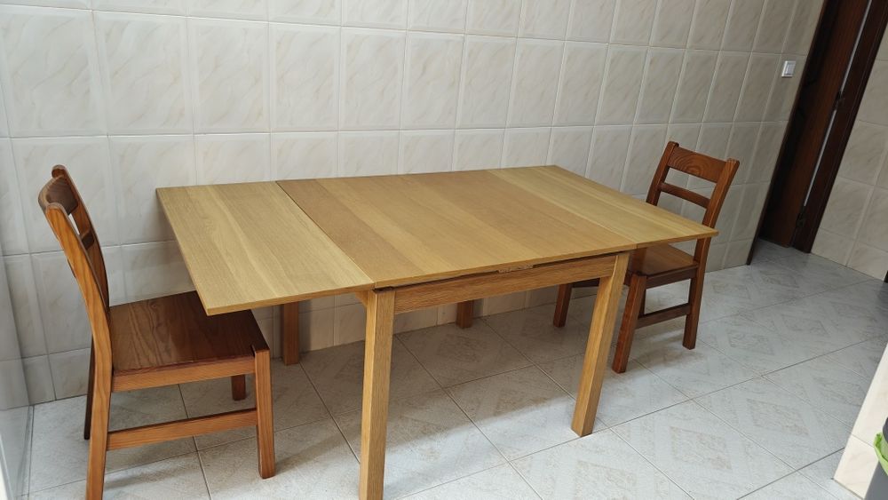 Mesa de cozinha em madeira, extensível + 2 cadeiras