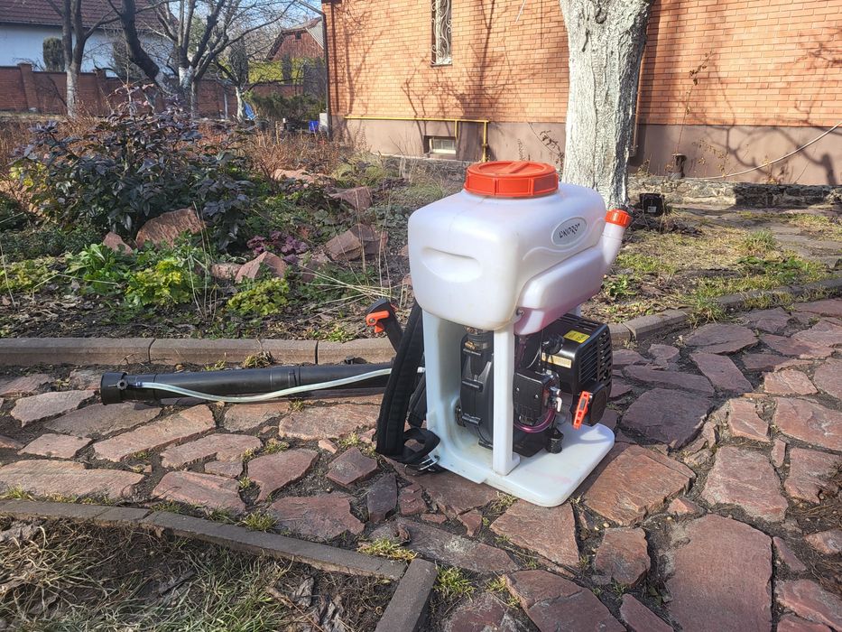 Бензиновий оприскувач Дніпро-М