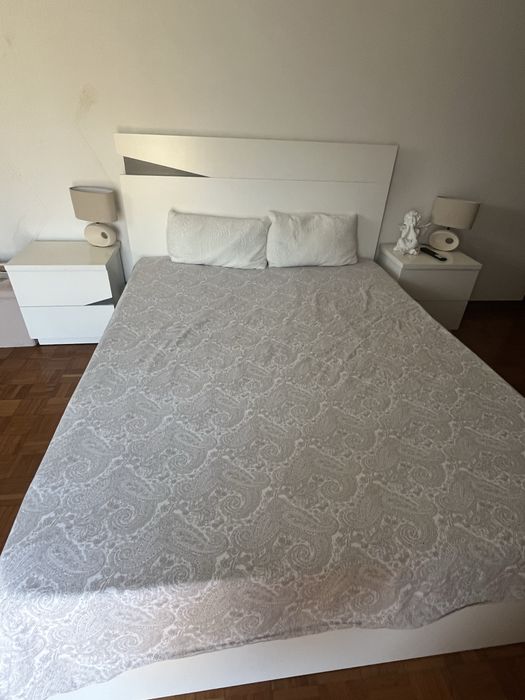 Cama de casal com colchão incluido