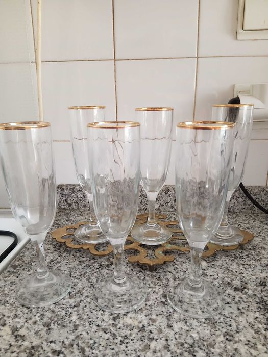 Set 6 copos champanhe risca dourada.