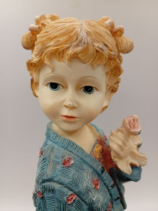 Figurka dziewczynka z taczką